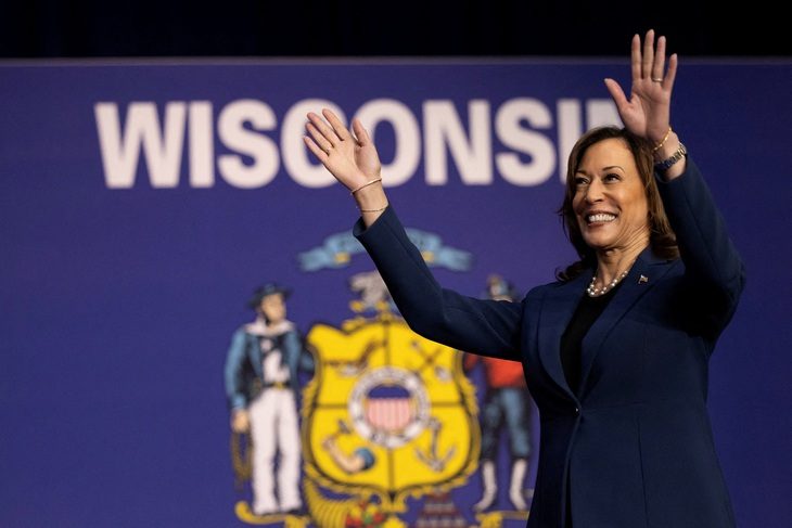 Bà Harris chào đám đông tại sự kiện vận động tranh cử đầu tiên ở bang Wisconsin - Ảnh: REUTERS Bà Harris vận động tranh cử, chê thẳng ông Trump- Ảnh 1.