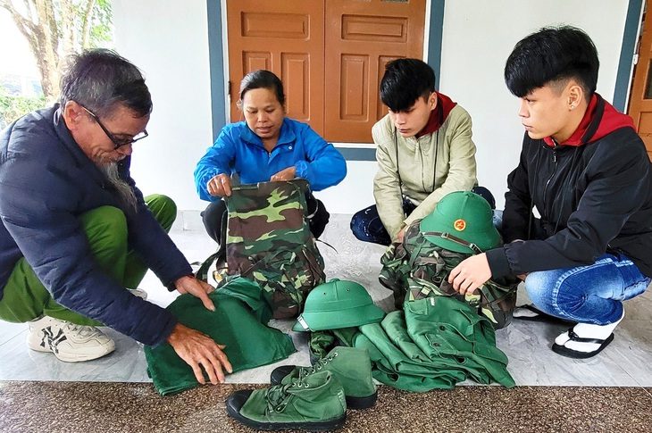 Ba mẹ hỗ trợ hai con trai sinh đôi Phạm Công Anh - Phạm Công Nhật sắp xếp tư trang chuẩn bị nhập ngũ - Ảnh: XUÂN LIỆU Ba mẹ hỗ trợ hai con trai sinh đôi Phạm Công Anh - Phạm Công Nhật sắp xếp tư trang chuẩn bị nhập ngũ - Ảnh: XUÂN LIỆU