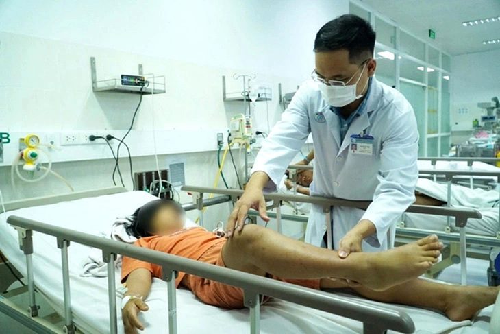 Các bác sĩ Bệnh viện Nhi đồng 2 theo dõi và điều trị cho ba anh em ruột bị ngộ độc botulinum sau khi ăn bánh mì kẹp chả lụa vào tháng 5-2023 - Ảnh: Bệnh viện cung cấp Chăm sóc bệnh nhân ngộ độc thực phẩm - Ảnh: Bệnh viện cung cấp