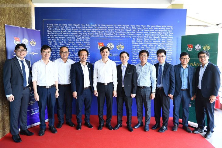 20 năm giải thưởng Quả cầu vàng kết nối tài năng, nhà khoa học trẻ - Ảnh 1. Anh Nguyễn Minh Triết - bí thư Trung ương Đoàn, chủ tịch Trung ương Hội Sinh viên Việt Nam - chụp hình cùng với các nhà khoa học trẻ đoạt giải thưởng Quả cầu vàng các thời kỳ - Ảnh: DƯƠNG TRIỀU