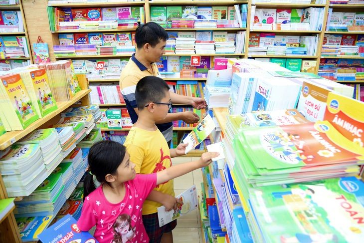 Ai có quyền chọn sách giáo khoa cũng đừng để học sinh nhận hậu quả- Ảnh 1. Học sinh và phụ huynh mua sách ở nhà sách Fahasa (quận Phú Nhuận, TP.HCM) - Ảnh: PHƯƠNG QUYÊN
