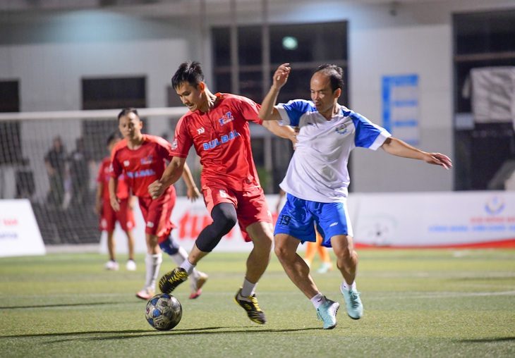 qdi9926-17275254730841485238212 Ban tổ chức thi đấu giao hữu sôi nổi với Đại học Tôn Đức Thắng - Ảnh 1.