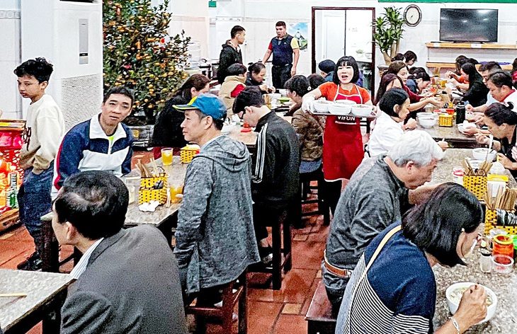 quan-pho-o-ha-noi-read-only-1724375255064487492848 30.000 cửa hàng đóng cửa 6 tháng đầu năm: Cuộc đại thanh lọc của ngành thực phẩm - Ảnh 1.
