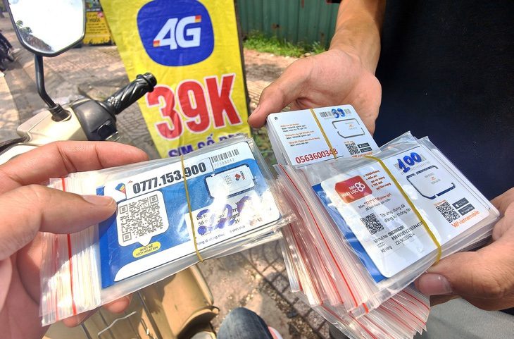 Ai bắc thang cho trộm vào nhà?- Ảnh 1. SIM rác mua bán trên đường Phạm Văn Đồng, TP Thủ Đức (TP.HCM) vào trưa 8-9-2023 - Ảnh: HÂN MINH
