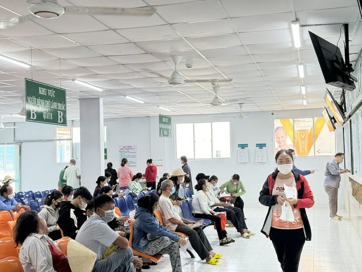 tham-kham-benh-17298304798171598426046 Bạn đọc mong muốn bỏ giấy chuyển tuyến với bệnh hiểm nghèo - Ảnh 1.