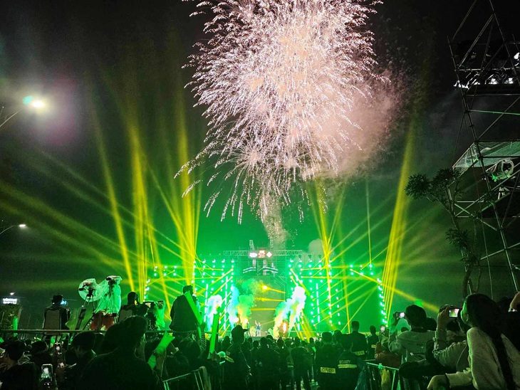 thanh-pho-hue-truc-thuoc-trung-uong-17356659982341766368200 Bạn trẻ Huế đội mưa chờ đón thời khắc lịch sử của vùng đất cố đô - Ảnh 1.