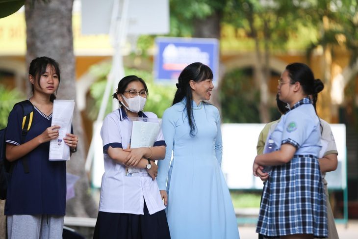 Bài giải gợi ý môn văn thi tuyển sinh lớp 10 TP.HCM- Ảnh 1. Học sinh TP.HCM sau khi hoàn thành môn văn trong kỳ thi tuyển sinh lớp 10 năm 2024 - Ảnh: PHƯƠNG QUYÊN