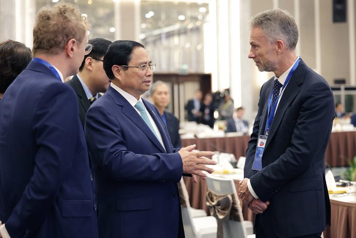ASEAN hướng tới hiệp định kinh tế số tầm khu vực đầu tiên trên thế giới- Ảnh 1. Thủ tướng Phạm Minh Chính trao đổi với đại diện doanh nghiệp tại tọa đàm về kinh tế số - Ảnh: VGP