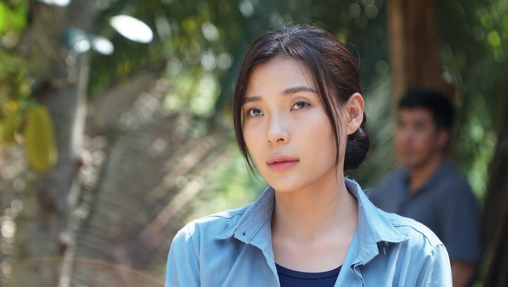 Thúy Diễm và đạo diễn mong có phép màu để 'Bà già đi bụi' được ra rạp - Ảnh 1. Thúy Diễm và đạo diễn mong có phép màu để 'Bà già đi bụi' được ra rạp - Ảnh 1.