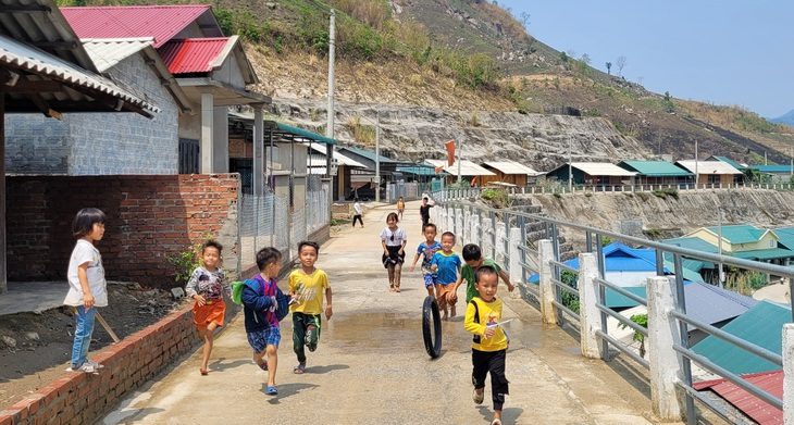 Bản Nà Ón tái định cư thiếu cây xanh, dân kêu trời vào mùa nóng- Ảnh 1. Trẻ em ở khu tái định cư bản Nà Ón, xã Trung Lý, huyện Mường Lát (Thanh Hóa) chơi đùa trên đường bê tông giữa ngày nắng nóng thiếu bóng cây xanh - Ảnh: HÀ ĐỒNG
