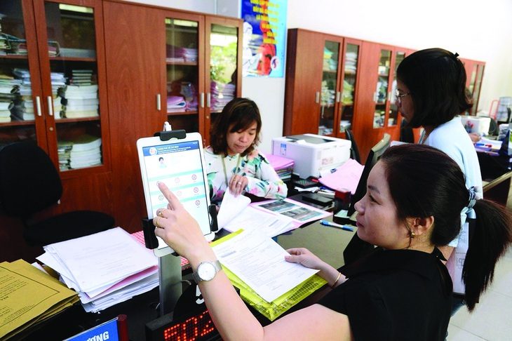 Người dân đánh giá mức độ hài lòng sau khi làm thủ tục hành chính tại UBND quận 4. Ảnh: TỰ TRUNG Một đơn vị hành chính tại TP.HCM - Ảnh: TỰ TRUNG