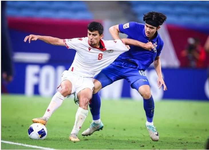 Báo chí Thái Lan tiếc nuối khi U23 Thái Lan bị loại ở Giải U23 châu Á- Ảnh 1. U23 Thái Lan (áo xanh) sớm xách vali về nước sau thất bại trước Tajikistan - Ảnh: AFC