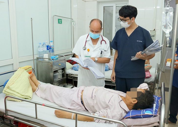 PGS. TS Đỗ Duy Cường thăm khám cho bệnh nhân - Ảnh: BVCC PGS.TS Đỗ Duy Cường thăm khám cho bệnh nhân - Ảnh: BVCC