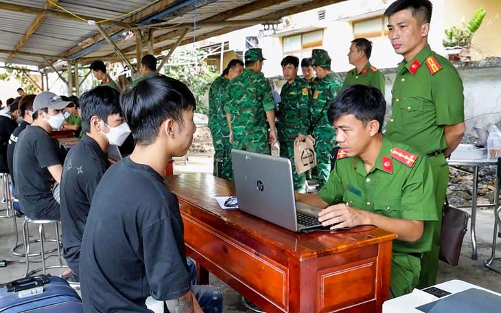 410 người Việt Nam được Campuchia trao trả: Phần lớn xuất cảnh trái phép - Ảnh 1. 410 người Việt Nam được Campuchia trao trả: Phần lớn là xuất cảnh trái phép - Ảnh 2.