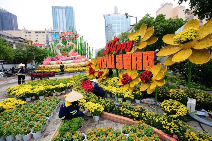 z6256790552822e8e72f7bfce4201e7374477cfb696fcd-17379570156281247503399 7 điểm giữ xe cho người dân thưởng lãm đường hoa Nguyễn Huệ Tết Ất Tỵ 2025 - Ảnh 1.